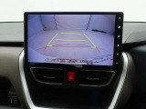 後退時に車両の後ろ側をモニター画面に表示します。車庫入れなどでバックする際に後方確認ができて便利です。車庫入れが苦手な人もこれで安心。