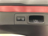 【ハンズフリーパワーバックドア(挟み込み防止機能・停止位置メモリー機能付)】スマートキーを携帯していれば、リヤバンパー下に足を出し入れするだけでバックドアが自動開閉。両手が荷物でふさがっている時便利!