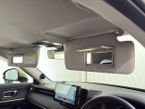 ★【あると便利な装備】運転席・助手席サンバイザー内側ライト付きミラー+マップランプが装備されています