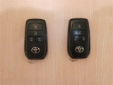 中古車としてスマートキーが2個あるのは重要なチェックポイント!両側の電動スライドドアの開閉ボタンも付いています。離れたところからの開け閉めや、手荷物があるときに便利です♪