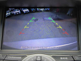ナビ画面にバックビュ-モニタ-の映像を映し出しています。  狭い場所での車庫入れをサポ-トしてくれる便利アイテムです。