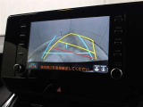 車庫入れや縦列駐車などの際に、後退操作の参考になるガイドラインをモニター画面に表示します。