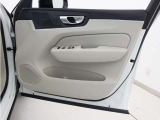 運転席ドアの全景です。キャビンを彩るすべてのものに、機能を形にした美しさが備わっています。