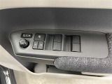 パワーウィンドウスイッチで運転席から全席の窓の開閉ができます♪