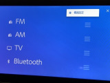 Bluetooth(ブルートゥース)接続機能付き。スマートフォンなどからお気に入りの音楽をワイヤレス再生できます。ドライブがさらに楽しくなりますね。