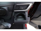 ハンドルの右側にドリンクホルダーがございます!手に取りやすい位置にありますので運転中の水分補給もラクラクです♪