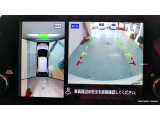 アラウンドビューモニターは4方のカメラで真上から車を見たようにモニターで確認ができます。周辺の安全確認、小さなお子様や障害物も目視で確認できるので駐車のしやすさだけでなく、事故防止にも役立ちます。