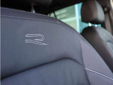R-Line専用レザーシートならではのスポーティな雰囲気と、落ち着いた上質感が感じられる仕上がりです。