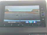 【リアカメラ】リバースに入れるだけで後方の映像が映ります。安全確認や、狭い駐車場での車庫入れ、雨の日や夜間など視界の悪い時に便利です。安全にバックする為には欠かせない装備です。