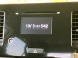 中央の画面に時刻が表示され、周囲にはタッチ式の操作部とハザードスイッチを配置しています。表示部をひと目で確認しやすく、運転中も必要な情報へ視線を移しやすいレイアウトです。