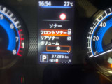 見やすいスピードメーターと中央にはモニターがあり車の設定やタイヤのアングル確認もできます!!