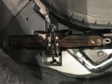 車載工具のジャッキ(車体を持ち上げる工具)とクリップレンチ(タイヤのナットを緩める、絞める工具)です。