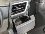 便利なカップホルダーを装備しています。 缶ジュースを開けて運転していると振動で倒れないかヒヤヒヤ、意外と置き場に困るもの。 意外に重要な装備ですね。