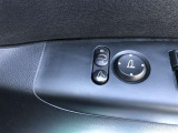 電動格納式ドアミラー付き。駐車場へ停めた時に、ボタン一つで左右のドアミラーをたたむ事ができます。