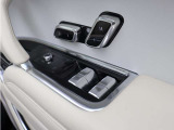 (パワーシート)運転席にはメモリー機能付きパワーシートが装備されます。3パターン記憶させる事ができ、誰かが乗った跡でもすぐに自分のポジションに戻す事が出来ます!
