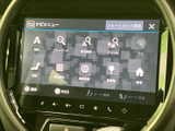目的地や周辺施設など、ナビゲーションで使う項目がまとめて表示されています。検索や登録地点の確認など、行き先を設定する際に必要なメニューを選びやすい画面です。