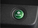 ◆ECONスイッチ(ECONモード)◆エンジンやエアコンといった、クルマ全体の動きを燃費優先で自動制御するECONモード。空調など快適性を優先したいときは、スイッチを押してOFFにできます。