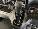 CVT車のセレクトレバーです。低速から高速まで、変速ショックのないスムーズな走りと、エンジン効率のよい領域を維持して燃費にも貢献します。サイドブレーキはスイッチ操作の電子制御パーキングブレーキです。