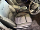 メルセデスのシートは、少し硬めに出来ておりますので、長時間の運転でも疲れにくく、安全にドライビングをお楽しみ頂けます