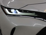 「アダプティブハイビームシステム(AHS)」が装備。LEDの配光範囲を細やかに制御し、先行車や対向車に光が当たる部分だけを自動的に遮光するので、ハイビームでの走行頻度がより向上します。