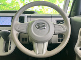 握りやすい形状で、運転中も手元でしっかりと操舵できます。中央にホーンを備えたシンプルな構成で、日々の運転を支える扱いやすいステアリングです。