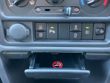 各機能の切り替えボタンは運転席から操作ラクラク。★電源を供給できる【アクセサリーソケット】付!その下には、カードなど小物も収納できる【カードケース】