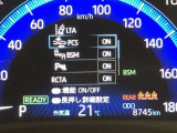 【プリクラッシュセーフティ】先行車と衝突の可能性が高まった時に、警報ブザーで知らせたり、さらにブレーキが自動でかかり、衝突回避を支援します。