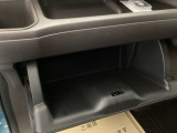 助手席の前にあるグローブボックスです。小物の収納に便利です。