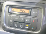 【オートエアコン】一度お好みの温度に設定すれば、車内の温度を検知し風量や温度を自動で調整。暑い&hellip;寒い&hellip;と何度もスイッチ操作をする必要はありません。快適な車内空間には必須の機能ですね♪