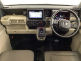 車内は光触媒抗菌消臭施工済です。スタイリッシュなデザインで暖かみのあるインパネ周りを演出します。グローブボックスやカップホルダーのほかにトレーなどたくさんの収納スペースが装備されています。