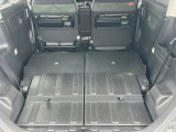リヤシ-トを倒すとトランクル-ムから床がフラットになりますので、大きく丈の長い荷物も収納できます