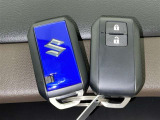 スマートキーをポケットやバッグに携帯していれば、キーを取り出すことなくドアハンドルを握り解錠、ドアハンドルのセンサーに触れるだけで施錠できます。