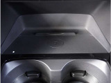 【ワイヤレス充電】ワイヤレス充電Qi規格に対応したスマートフォンなどの携帯機器を充電できます。