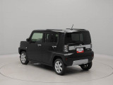 四隅のセンサーにより、縦列駐車時などの死角をサポートします。