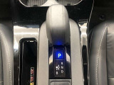 操作しやすいATシフトです。シフトチェンジを気にしなくてよいので運転だけに集中できますね。自然と手に届くところにある、手になじむ形状のシフトノブがいいですね。