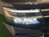 対象物が見やすく白く明るい光で夜間走行をサポートするフルLEDヘッドランプ(サイドビューランプ、クリアランスランプ、オートレベリング機能付き)を装備