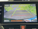 後方の様子を画面で確認しながら駐車でき、ガイド線も表示されます。車両周辺を目視で確かめる習慣とあわせて活用することで、駐車時の位置合わせをサポートしてくれます。