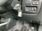駐車ブレーキは手動式です