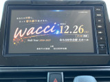 テレビ画面で映像を楽しめる装備です。安全のため、視聴は停車中に限ってご利用ください。休憩中のひとときなどに活用でき、車内で過ごす時間を彩ります。