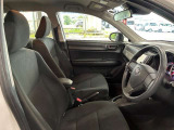 運転席の画像です。足元やシートまわりに余裕があり、リラックスした姿勢で運転が可能です。視界も良好で操作系へのアクセスもしやすく、快適で安心感のあるドライブをサポートします。