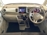 車内は光触媒抗菌消臭施工済です。インパネ周りはスタイリッシュなデザインです。グローブボックスやカップホルダーのほかにトレーなどたくさんの収納スペースが付いています。