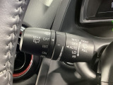 レバーをAUTOの位置にしているとき、レインセンサーが雨を感知すると、雨量に応じてワイパーが自動で作動してくれるオートワイパーを装備!設定変更で非作動にすると、間欠作動に固定されます。