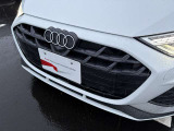 シングルフレームグリルはAudiの象徴的なデザイン要素であり、一目でAudiとわかるスタイル、大きくて迫力のある形状が車のスポーティな印象を強調しており、魅力的なデザインとなっています。