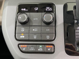 【オートエアコン】一度お好みの温度に設定すれば、車内の温度を検知し風量や温度を自動で調整。暑い&hellip;寒い&hellip;と何度もスイッチ操作をする必要はありません。快適な車内空間には必須の機能ですね♪