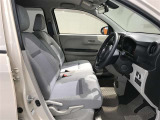 高いホールド性で運転姿勢が安定します。長距離ドライブでも疲れにくいのが魅力です。快適なドライビングライフをお送りください♪