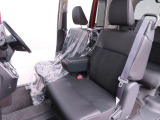 ベンチシートなので運転席と助手席のシートがつながっていて広く使えますので、とってもリラックス出来るんです♪