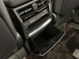 何かと便利なグローブボックス。メンテナンスノートや車検証、ちょっとしたメモと筆記用具等を入れておくとあればもしもの時にも便利ですね。