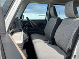 前席には左右それぞれ独立したシートが並び、運転席から助手席まで見渡しやすい室内です。グレーのシートと明るい色合いのインパネが調和し、視界の広さも感じられる空間です。