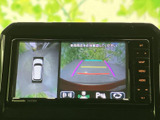 周囲の映像と後方の映像を画面で確認でき、駐車時の周辺確認をサポートします。ガイド線も表示されるため、駐車スペースに合わせて位置を調整する際に役立ちます。