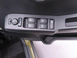 パワーウィンドウのスイッチです。 運転席に居ながら助手席の窓を開け閉めできるので便利ですよ。 ロック機能も付いてるので子供がイタズラして窓を開けるという事もできなくできますよ。